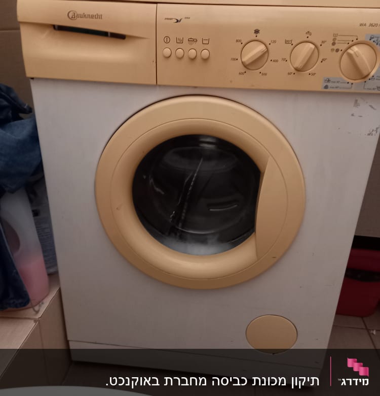 מכונת כביסה עם כפתורים ולוח בקרה